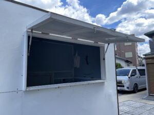 キッチンカー跳ね上げ窓の修理